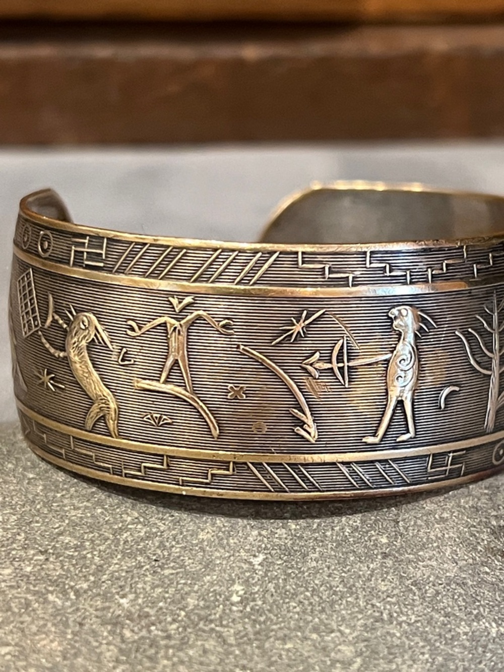 Vintage Native American Storyteller cuff Bracelet - Picture 5 of 9
